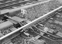 836124 Afbeelding van een deel van een wissel op het emplacement van het N.S.-station Hilversum te Hilversum.